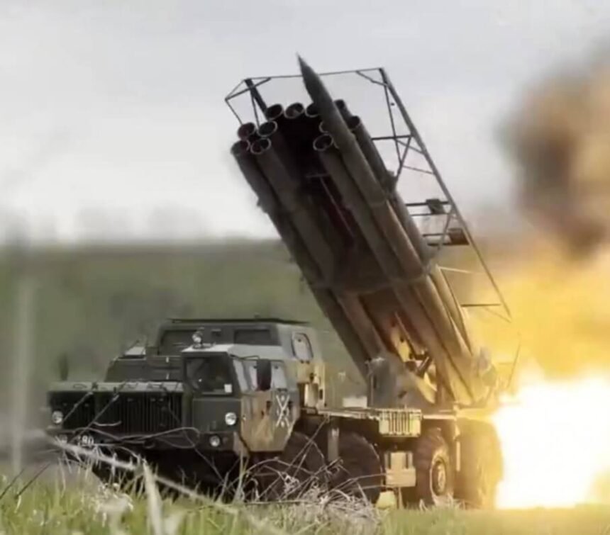 Peluncur roket Rusia menembakkan roket dalam operasi militer di medan perang Ukraina.