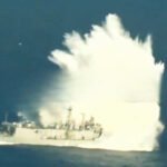 Sebuah rudal jelajah Iran menghantam kapal non-Angkatan Laut yang membawa delapan marinir Amerika Serikat di Selat Hormuz pada 14 September 2026. (ss/@RT_on_X/RT Intl/NBC News/HO)