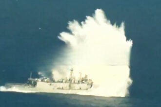 Sebuah rudal jelajah Iran menghantam kapal non-Angkatan Laut yang membawa delapan marinir Amerika Serikat di Selat Hormuz pada 14 September 2026. (ss/@RT_on_X/RT Intl/NBC News/HO)