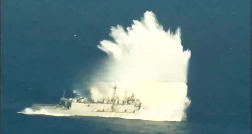 Sebuah rudal jelajah Iran menghantam kapal non-Angkatan Laut yang membawa delapan marinir Amerika Serikat di Selat Hormuz pada 14 September 2026. (ss/@RT_on_X/RT Intl/NBC News/HO)