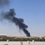 Api dan kepulan asap hitam tebal terlihat membubung di dekat Bandara Internasional King Khalid, Riyadh, Sabtu (19/9/2026). (ft/ho/@Currentreport1)