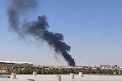 Api dan kepulan asap hitam tebal terlihat membubung di dekat Bandara Internasional King Khalid, Riyadh, Sabtu (19/9/2026). (ft/ho/@Currentreport1)