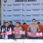 Satuan Reserse Kriminal Polres Metro Jakarta Barat membongkar sindikat pencurian dengan modus ganjal kartu ATM.