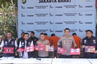 Satuan Reserse Kriminal Polres Metro Jakarta Barat membongkar sindikat pencurian dengan modus ganjal kartu ATM.