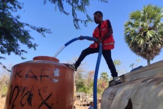 Palang Merah Indonesia (PMI) menyalurkan 20.000 liter air bersih kepada masyarakat terdampak gempa bumi di Kabupaten Nagekeo, Nusa Tenggara Timur.