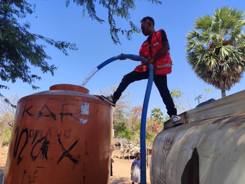 Palang Merah Indonesia (PMI) menyalurkan 20.000 liter air bersih kepada masyarakat terdampak gempa bumi di Kabupaten Nagekeo, Nusa Tenggara Timur.