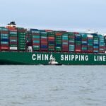Kapal kontainer China Shipping melintas di perairan, mencerminkan ekspansi industri pelayaran dan perdagangan global China.