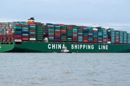 Kapal kontainer China Shipping melintas di perairan, mencerminkan ekspansi industri pelayaran dan perdagangan global China.