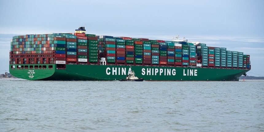 Kapal kontainer China Shipping melintas di perairan, mencerminkan ekspansi industri pelayaran dan perdagangan global China.