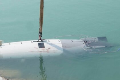 Sebuah kendaraan bawah laut nirawak telah diangkat dari perairan menggunakan alat pengangkat. (Al Jazeera/HO)
