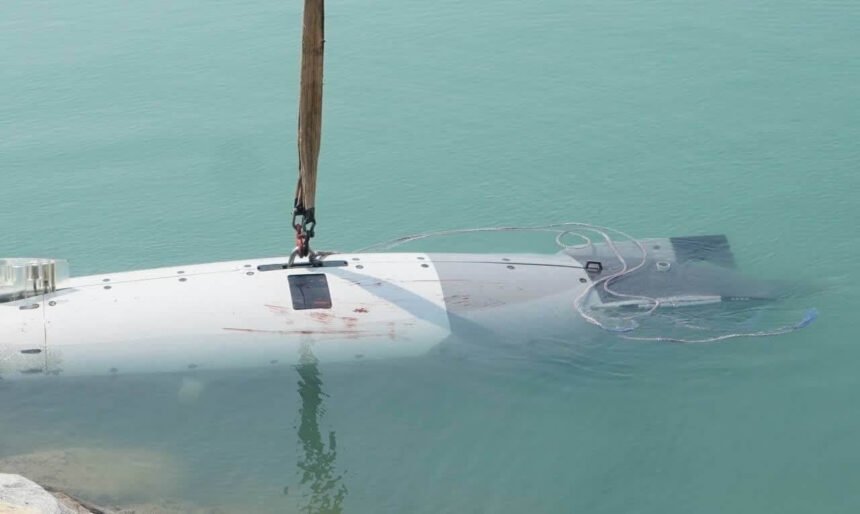 Sebuah kendaraan bawah laut nirawak telah diangkat dari perairan menggunakan alat pengangkat. (Al Jazeera/HO)
