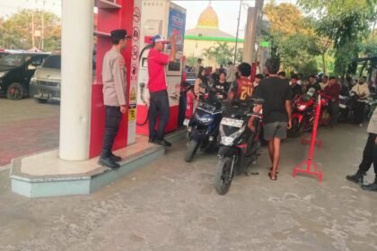 Polresta Gowa melakukan pengawasan antrean di Stasiun Pengisian Bahan Bakar Umum (SPBU),Sabtu (12/9/2026).