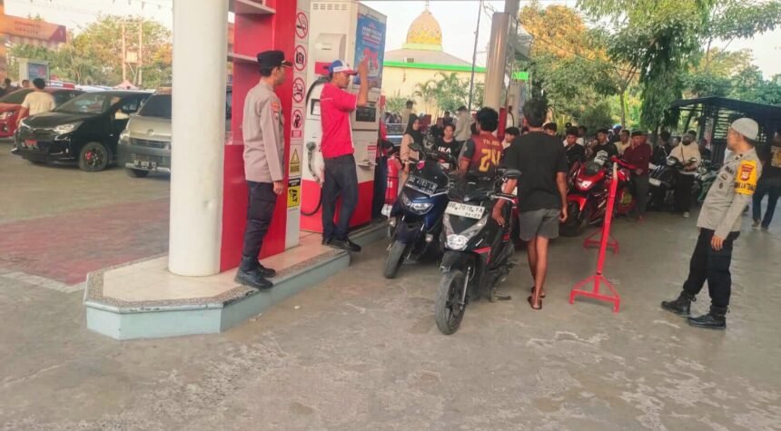 Polresta Gowa melakukan pengawasan antrean di Stasiun Pengisian Bahan Bakar Umum (SPBU),Sabtu (12/9/2026).