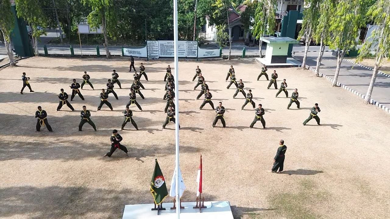Kodim Enrekang Rutin Latih Pencak Silat Militer, Warga Boleh Ikut 2 Pencak silat militer digelar di halaman Makodim 1419/Enrekang, Jalan Pahlawan No. 12, Lingkungan Talaga, Kelurahan Juppandang, Kecamatan Enrekang, Rabu (16/9/2026).