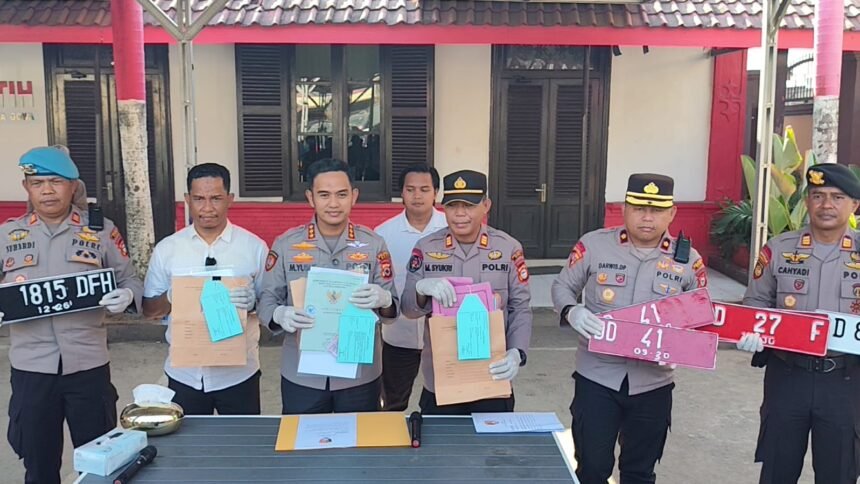 Konferensi pers Polresta Gowa mengungkap kasus dugaan penipuan dan penggelapan kendaraan rental yang melibatkan 19 unit mobil, Rabu (16/9/2026).