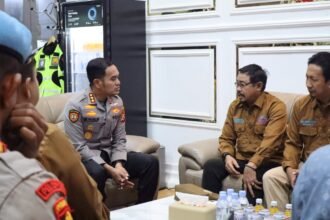 Pengurus Serikat Media Siber Indonesia (SMSI) Kabupaten Gowa bersama Kepala Kepolisian Resor Kota (Kapolresta) Gowa Kombes Pol. Dr. H. Muh Yusuf Usman, di Polresta Gowa, Rabu (16/9/2026). (ft/ho)