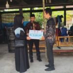 BPJS Ketenagakerjaan menyerahkan santunan jaminan kematian sebesar Rp42 juta kepada ahli waris Muhammad Nasir, anggota Badan Permusyawaratan Desa (BPD) Desa Pattondonsalu, Kecamatan Maiwa, Kabupaten Enrekang.