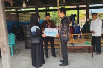 BPJS Ketenagakerjaan menyerahkan santunan jaminan kematian sebesar Rp42 juta kepada ahli waris Muhammad Nasir, anggota Badan Permusyawaratan Desa (BPD) Desa Pattondonsalu, Kecamatan Maiwa, Kabupaten Enrekang.