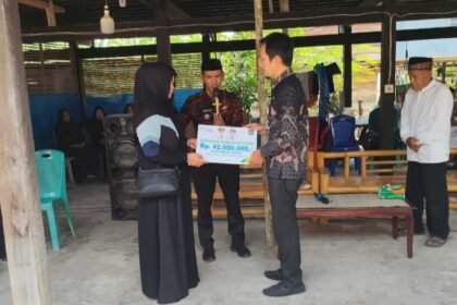 BPJS Ketenagakerjaan menyerahkan santunan jaminan kematian sebesar Rp42 juta kepada ahli waris Muhammad Nasir, anggota Badan Permusyawaratan Desa (BPD) Desa Pattondonsalu, Kecamatan Maiwa, Kabupaten Enrekang.