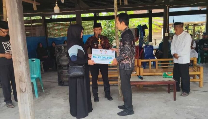 BPJS Ketenagakerjaan menyerahkan santunan jaminan kematian sebesar Rp42 juta kepada ahli waris Muhammad Nasir, anggota Badan Permusyawaratan Desa (BPD) Desa Pattondonsalu, Kecamatan Maiwa, Kabupaten Enrekang.