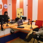 Ketua Serikat Media Siber Indonesia (SMSI) Provinsi Sulawesi Selatan, Anwar Sanusi (kanan) saat menjadi narasumber dalam dialog di RRI Makassar, Kamis (24/9/2026). (ft/ho)