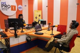 Ketua Serikat Media Siber Indonesia (SMSI) Provinsi Sulawesi Selatan, Anwar Sanusi (kanan) saat menjadi narasumber dalam dialog di RRI Makassar, Kamis (24/9/2026). (ft/ho)