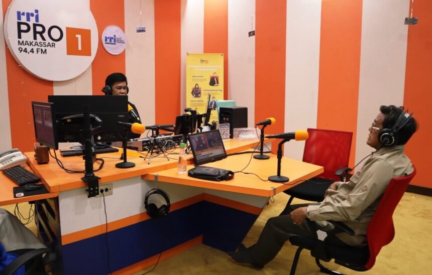 Ketua Serikat Media Siber Indonesia (SMSI) Provinsi Sulawesi Selatan, Anwar Sanusi (kanan) saat menjadi narasumber dalam dialog di RRI Makassar, Kamis (24/9/2026). (ft/ho)
