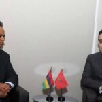 Menteri Luar Negeri Mauritius Dhananjay Ramful (kiri) bertemu Menteri Luar Negeri Maroko Nasser Bourita di sela-sela Sidang Umum PBB di New York.