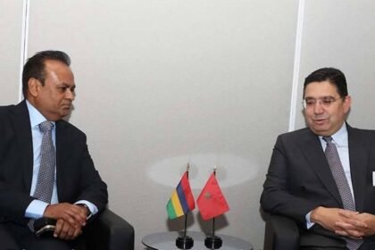 Menteri Luar Negeri Mauritius Dhananjay Ramful (kiri) bertemu Menteri Luar Negeri Maroko Nasser Bourita di sela-sela Sidang Umum PBB di New York.