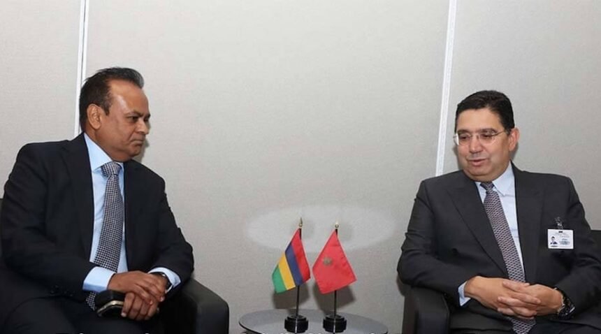 Menteri Luar Negeri Mauritius Dhananjay Ramful (kiri) bertemu Menteri Luar Negeri Maroko Nasser Bourita di sela-sela Sidang Umum PBB di New York.