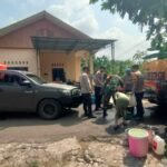 TNI dan Polri menyalurkan air bersih kepada warga yang terdampak kekeringan di Kecamatan Maiwa, Kabupaten Enrekang, Sulawesi Selatan, Kamis (24/9/2026). (ft/ho)