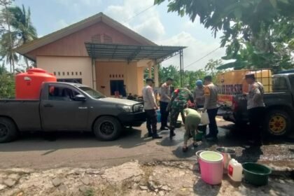 TNI dan Polri menyalurkan air bersih kepada warga yang terdampak kekeringan di Kecamatan Maiwa, Kabupaten Enrekang, Sulawesi Selatan, Kamis (24/9/2026). (ft/ho)