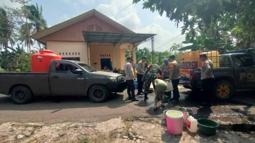 TNI dan Polri menyalurkan air bersih kepada warga yang terdampak kekeringan di Kecamatan Maiwa, Kabupaten Enrekang, Sulawesi Selatan, Kamis (24/9/2026). (ft/ho)