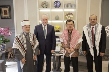 Pertemuan Ketua Palang Merah Indonesia (PMI) Jusuf Kalla dengan utusan Palestina di Jakarta, Senin (28/9/2026). (ft/rg/ho/mediapesancom)