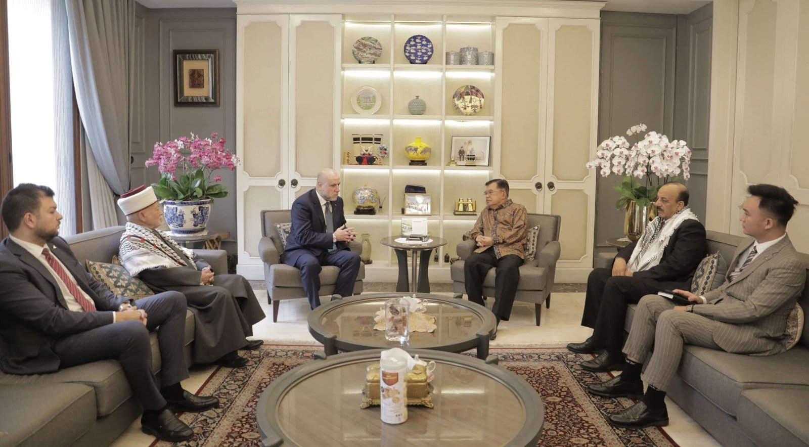 PMI Tegaskan Komitmen Bantuan Kemanusiaan untuk Palestina dalam Pertemuan JK dengan Utusan Palestina 2 Kunjungan Grand Imam Masjid Al-Aqsa, Al-Quds, yang juga Utusan Khusus dan Penasehat Presiden Palestina Dr. Mahmoud Sudqi Al-Habbash, serta Duta Besar Palestina untuk Indonesia Abdulfattah A.K. Al-Sattari di Jakarta, Senin (28/9/2026).