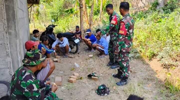 Babinsa Koramil 04/Teras Kodim 0724/Boyolali mengingatkan warga Dukuh Mancasan, Desa Krasak, Kecamatan Teras agar waspada terhadap risiko kebakaran selama musim kemarau, Senin (28/9/2026).