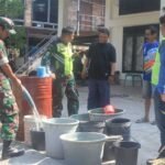 Personel Kodim 1419/Enrekang menyalurkan air bersih kepada warga di Kelurahan Juppandang, Kecamatan Enrekang, Selasa (29/9/2026), di tengah kondisi kemarau yang menyebabkan sebagian masyarakat kesulitan memperoleh air. (ft/ho)