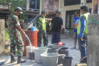 Personel Kodim 1419/Enrekang menyalurkan air bersih kepada warga di Kelurahan Juppandang, Kecamatan Enrekang, Selasa (29/9/2026), di tengah kondisi kemarau yang menyebabkan sebagian masyarakat kesulitan memperoleh air. (ft/ho)
