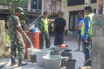 Personel Kodim 1419/Enrekang menyalurkan air bersih kepada warga di Kelurahan Juppandang, Kecamatan Enrekang, Selasa (29/9/2026), di tengah kondisi kemarau yang menyebabkan sebagian masyarakat kesulitan memperoleh air. (ft/ho)