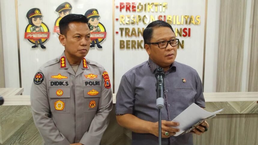 Kepala Bidang Humas Polda Sulsel Kombes Pol. Didik Supranoto dan Direktur Reserse Narkoba Polda Sulsel Kombes Pol. Sugeng Sudarso dalam keterangan kepada wartawan di Mapolda Sulsel, Selasa (29/9/2026).