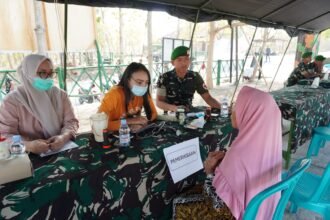 Pemeriksaan kesehatan gratis, pengobatan gratis dan layanan pengobatan alternatif bagi masyarakat di sekitar Markas Area (Marshaling Area) Yonif TP 449/Satria Honggopati di Desa Watubonang, Kecamatan Tawangsari, Kabupaten Sukoharjo, Selasa (29/9/2026). (ft/ak/ho)