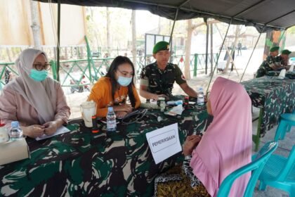 Pemeriksaan kesehatan gratis, pengobatan gratis dan layanan pengobatan alternatif bagi masyarakat di sekitar Markas Area (Marshaling Area) Yonif TP 449/Satria Honggopati di Desa Watubonang, Kecamatan Tawangsari, Kabupaten Sukoharjo, Selasa (29/9/2026). (ft/ak/ho)