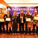 Penerima penghargaan berfoto bersama dalam peringatan HUT ke-3 PERATIN di Jakarta. (ft/ho)