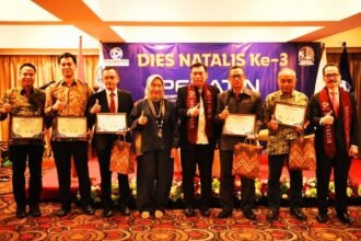 Penerima penghargaan berfoto bersama dalam peringatan HUT ke-3 PERATIN di Jakarta. (ft/ho)