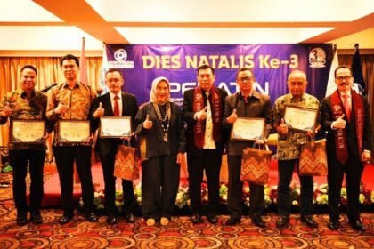 Penerima penghargaan berfoto bersama dalam peringatan HUT ke-3 PERATIN di Jakarta. (ft/ho)