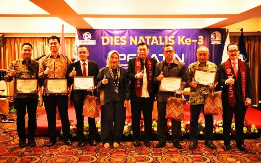 Penerima penghargaan berfoto bersama dalam peringatan HUT ke-3 PERATIN di Jakarta. (ft/ho)