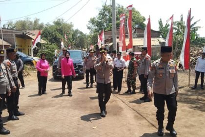 Kapolresta Gowa Kombes Pol Dr. H. Muh. Yusuf Usman bersama Ketua Bhayangkari Cabang Kota Gowa Ny. Denny Yusuf meresmikan sumur bor air bersih di Dusun Bontosallang, Desa Romanglasa, Gowa, Rabu (30/9/2026).