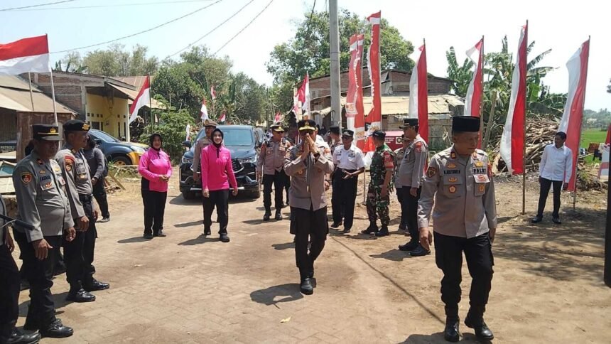 Kapolresta Gowa Kombes Pol Dr. H. Muh. Yusuf Usman bersama Ketua Bhayangkari Cabang Kota Gowa Ny. Denny Yusuf meresmikan sumur bor air bersih di Dusun Bontosallang, Desa Romanglasa, Gowa, Rabu (30/9/2026).
