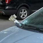 Bagian yang disebut sebagai ekor munisi berpemandu APKWS II terlihat menancap pada kaca depan sebuah mobil di Dnepropetrovsk, Ukraina.