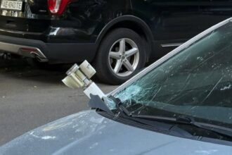 Bagian yang disebut sebagai ekor munisi berpemandu APKWS II terlihat menancap pada kaca depan sebuah mobil di Dnepropetrovsk, Ukraina.